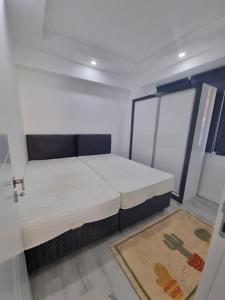 AltınkumAloha Airport Guest Home的小房间设有床和水槽