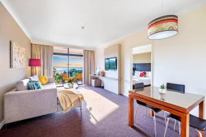 达尔文Harbourfront Darwin Escape with Sea Views and Pool的客厅配有沙发和桌子