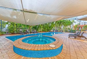 'Esplanade Ease' A Resort Balcony Pad with Pool内部或周边的泳池