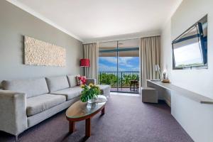 达尔文Breezy Harbourfront Resort with Seaviews & Pool的客厅配有沙发和桌子