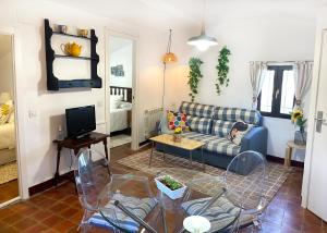 ArizaLos Cuatro Cantones - Con BARBACOA的客厅配有沙发和桌椅