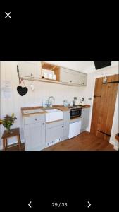 Upper HulmeLavender Retreat with Private Hot Tub的厨房配有白色橱柜和水槽