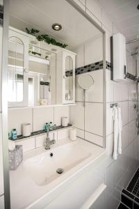 科伯恩-贡多夫Ferienhaus Therese的白色的浴室设有水槽和镜子