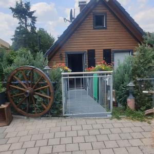 黑里登Ferienhof Kaiser的木车屋,带木轮和门
