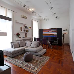 那不勒斯Elegant Apartment at Chiaia by Wonderful Italy的带沙发和电视的客厅