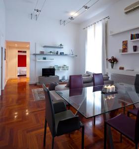那不勒斯Elegant Apartment at Chiaia by Wonderful Italy的客厅配有玻璃桌和沙发