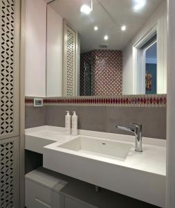 Elegant Apartment at Chiaia by Wonderful Italy的一间浴室