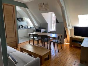 欧坦Studio 2 pers ou Appartement 4-7 pers Quartier Cathédrale的一间带桌椅的客厅和一间厨房