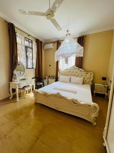 南威Boshowa Villas的卧室配有一张白色大床