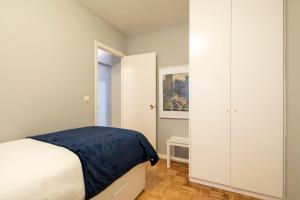 维戈Midtown Rosalia的一间卧室配有床和白色的大橱柜