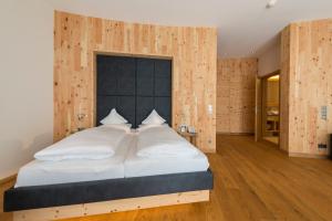 瓦兹格鲁那尔霍夫酒店的木墙客房内的一张大床