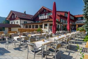 迈埃勒芬Hotel Natur-Landhaus Krone的一排带红伞的桌椅
