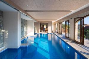布德瓦Villa Gradina的大楼内的一个蓝色海水游泳池