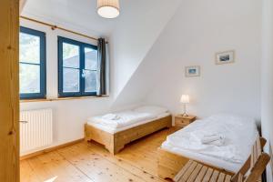 朗克维茨3-Raum Apartment bis 6 Pers 42的一间卧室设有两张床和窗户。
