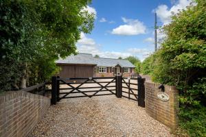 BoldreOak Tree Cottage, Charming, Rural New Forest Home的一座带栅栏的房子前的大门