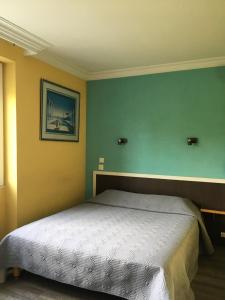 萨索内坎普瓦尔德索恩卡鲁尔瑞利克斯酒店的一间设有床铺的卧室,位于一个拥有绿色墙壁的房间