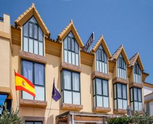 Estepona马蒂尔德夫人酒店的前面有旗帜的建筑