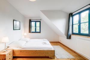朗克维茨4-Raum Apartment bis 8 Pers 43的一间白色卧室,配有床和2个窗户