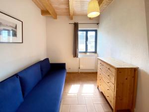 朗克维茨4-Raum Apartment bis 8 Pers 43的客厅设有蓝色的沙发和窗户。