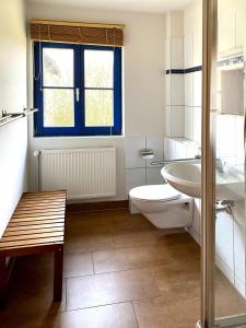 朗克维茨4-Raum Apartment bis 8 Pers 41的浴室配有卫生间、盥洗盆和浴缸。