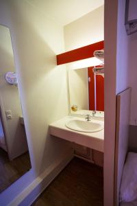 瑟堡普瑞米尔希尔伯格图尔拉维拉经典酒店的一间带水槽和镜子的浴室