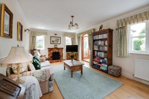 BoldreOak Tree Cottage, Charming, Rural New Forest Home的客厅配有沙发和桌子