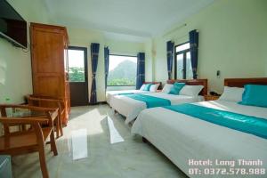 吉婆岛Long Thành Motel的带2扇窗户的客房内的2张床