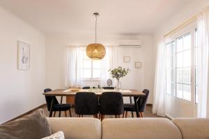 曼塔罗塔Casa da Lota的客厅配有桌子和沙发