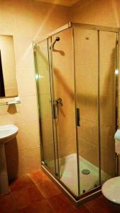 Fuente Encalada马拉斯旅馆的浴室里设有玻璃门淋浴