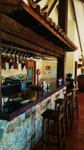 Fuente Encalada马拉斯旅馆的餐厅内的酒吧配有椅子和柜台