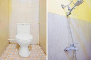 JenepontoOYO 91433 Hotel Sari Jeneponto的一间带卫生间和淋浴的浴室