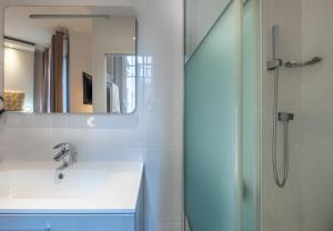 巴黎Makom Pereire的一间带水槽和淋浴的浴室