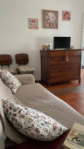 Cocquio TrevisagoVilletta Le Magnolie Lake Maggiore的一间卧室配有两张床和一个带电视的梳妆台。