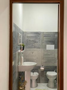 皮诺拉瓦La Finestra Sui Cento Portali的一间带水槽和卫生间的浴室