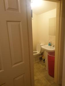 阿什顿下安林恩2 bedroom apartment in Greater Manchester的一间带卫生间和水槽的浴室