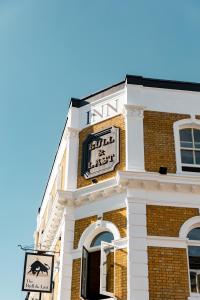 伦敦The Bull & Last的建筑的侧面有时钟