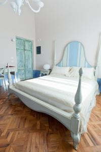 蒙德拉戈内Hotel & Resort Lunatenuta的铺有木地板的客房内一张大床