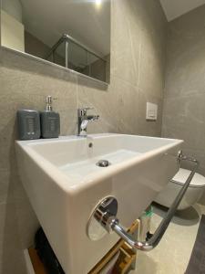 地拉那Living Studio Apartments的浴室配有白色水槽和卫生间。