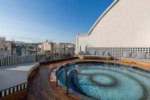 巴塞罗那安娜室友酒店的建筑物屋顶上的游泳池