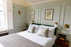 伦敦The Bull & Last的卧室配有一张带两个枕头的大白色床