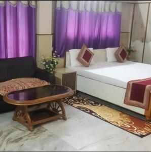 兰奇Hotel Aditya Palace的客厅配有床和茶几