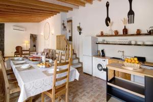 塔维拉Quinta do Silêncio T4的厨房以及带桌椅的用餐室。
