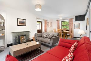 安布尔塞德Old Sawpit的客厅设有红色的沙发和壁炉