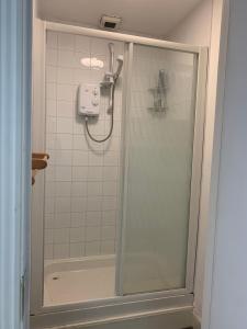 都柏林City Centre Skyline Private Room的浴室里设有玻璃门淋浴