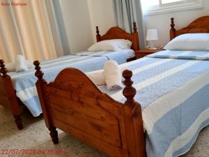 拉基Latchi Area Apartments的卧室内两张并排的床