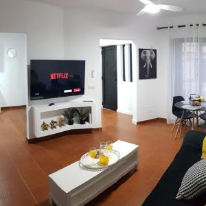 阿雷西费Casa Abian的客厅配有电视和桌子