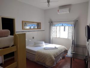 尤西德福拉门多萨旅馆的一间小卧室,配有床和窗户