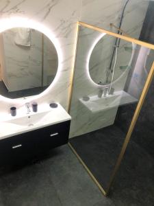 坎普马约尔NatureHouse的一间带水槽和镜子的浴室