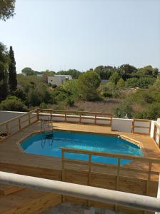 加利波利Vele del Pizzo - piscina的一个带木制甲板和游泳池的游泳池