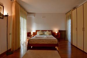 卡塔尼亚Amaranda B&B的一间卧室设有一张床和一个大窗户